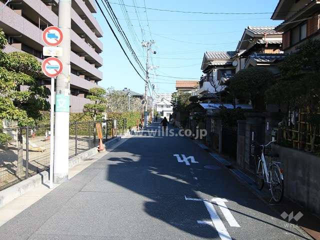 敷地東側の前面道路（南側から）