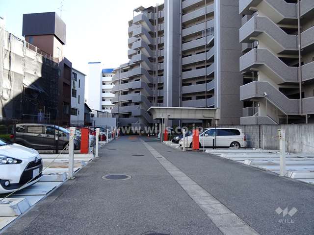 敷地内駐車場（屋外機械式）出入り口はロボットゲートです。
