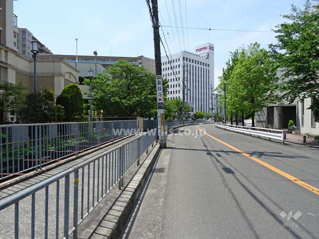 敷地北側の前面道路