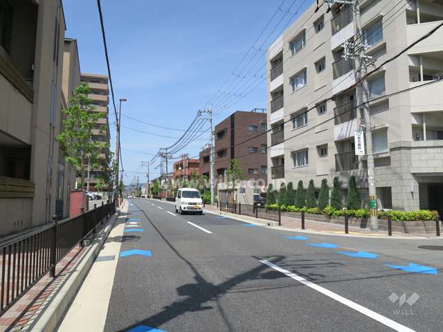 敷地西側の前面道路