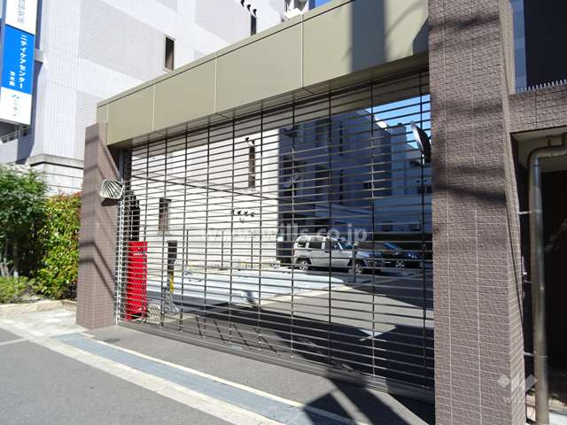 敷地内駐車場（屋外機械式）出入り口はリングシャッターです。
