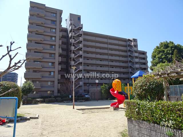 敷地北側に隣接して公園があります。