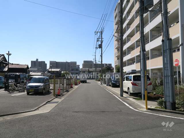 敷地東側の前面道路（北側から）