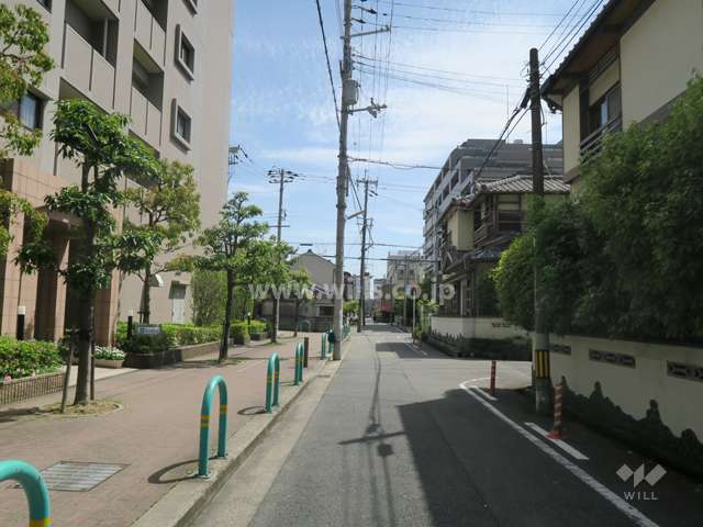 敷地西側の前面道路