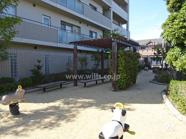 敷地に隣接して小さな公園があります。