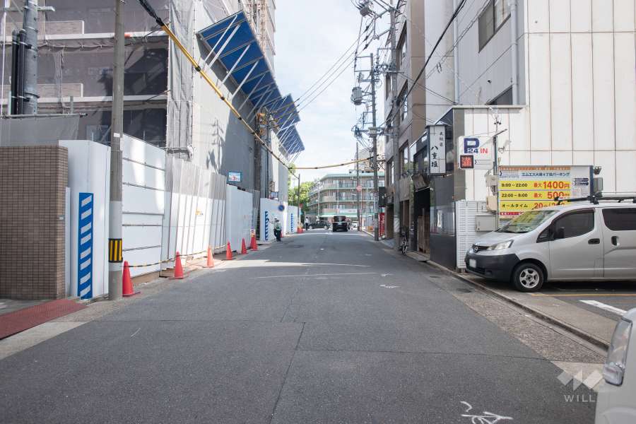 敷地北側の前面道路（西側から）