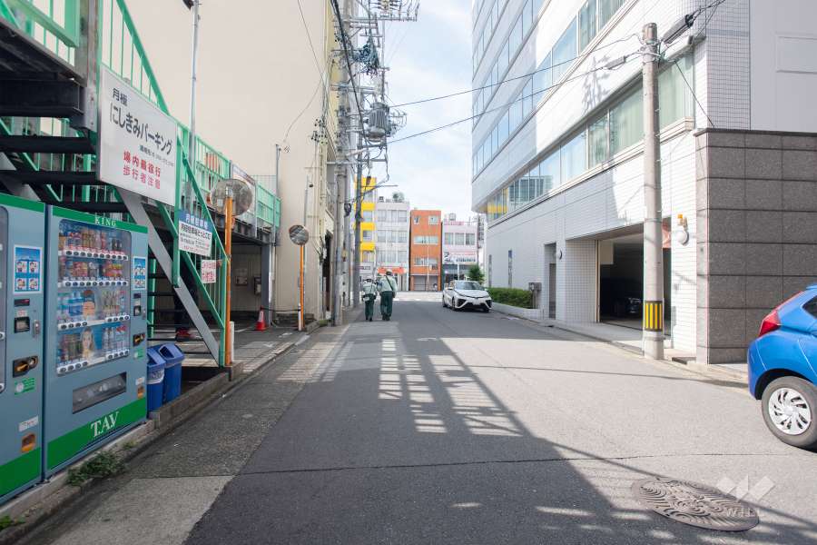 敷地北側の前面道路（東側から）