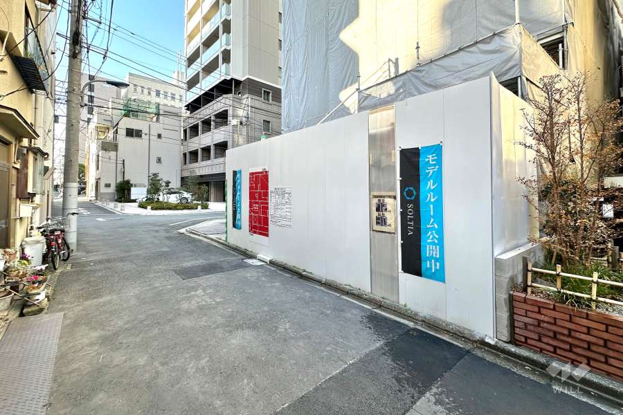 敷地の南側前面道路（東側から）