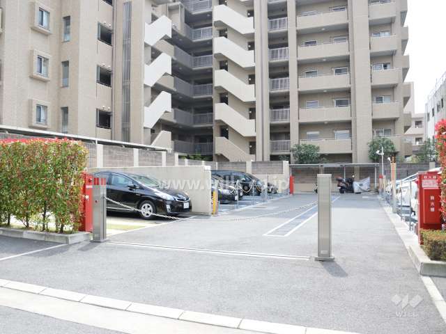 敷地内駐車場（屋外平面式と屋外機械式）　ロボットゲート付きです。
