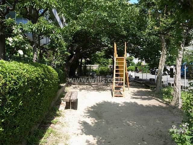 敷地に隣接して公園があります。