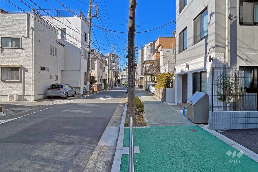 敷地の南側前面道路（東側から）