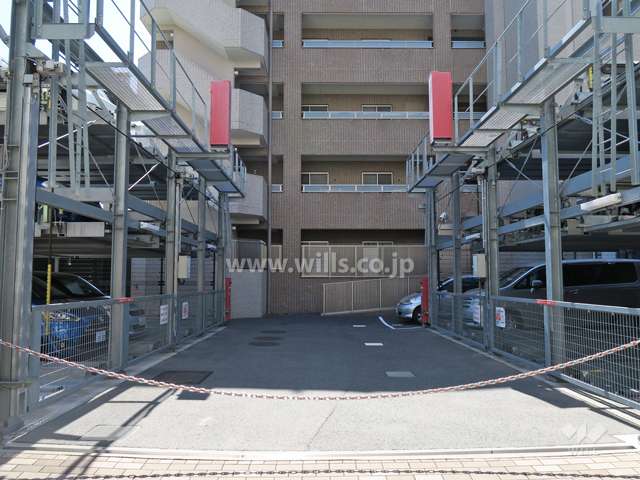敷地内駐車場（屋外機械式）。出入り口にはロボットゲート付きです。