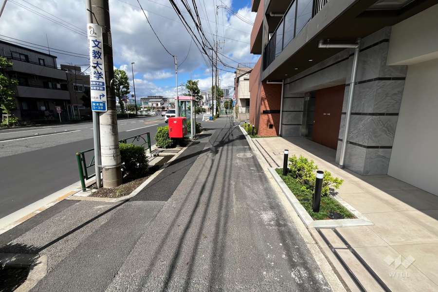 敷地の西側前面道路(南側から)