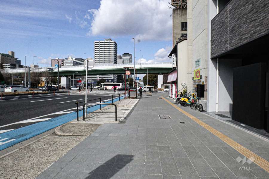 敷地西側の前面道路（南側から）