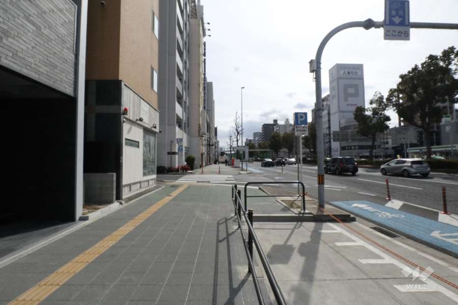 敷地西側の前面道路（北側から）