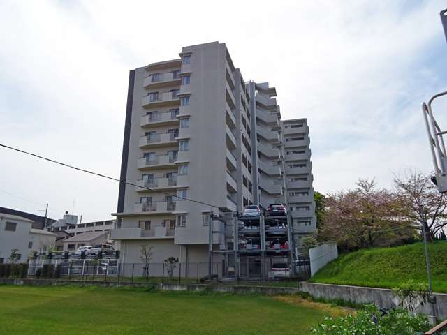 ブランズ南茨木の外観（北東側から）