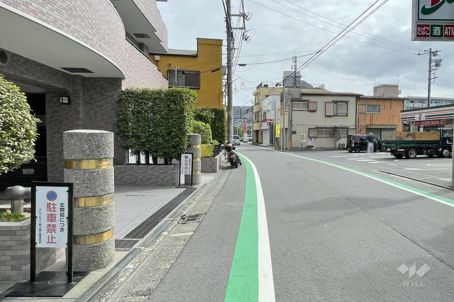 敷地の南側前面道路（西側から）