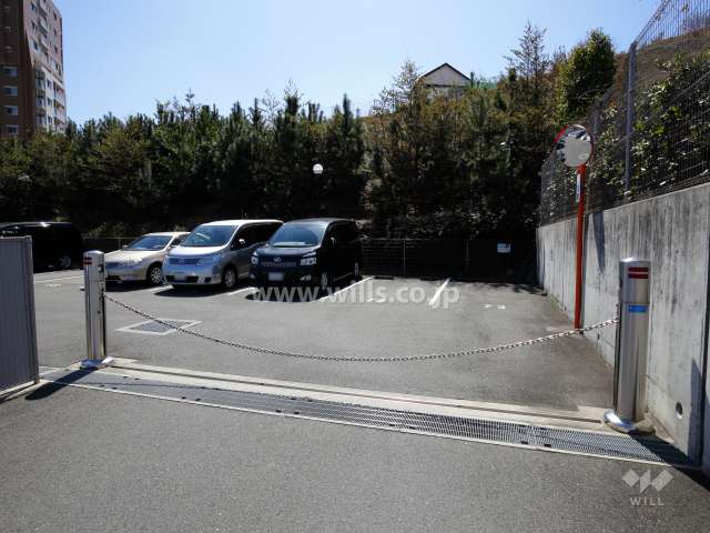 駐車場の出入り口（ロボットゲート付き）