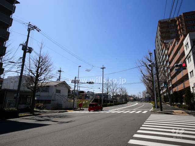 敷地の南側は街路樹が並ぶ4車線の通りに面しています。