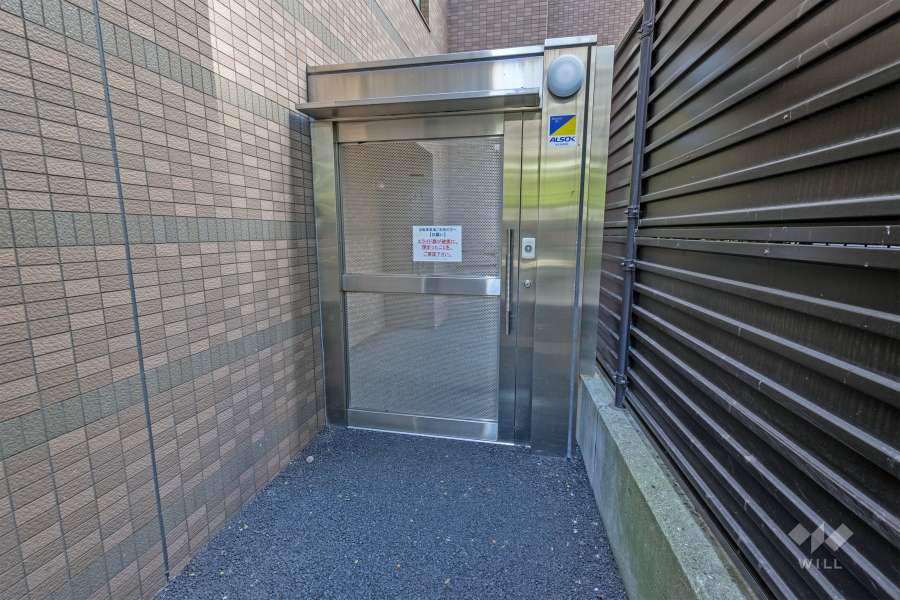 屋内に設けられた駐輪場の出入り口