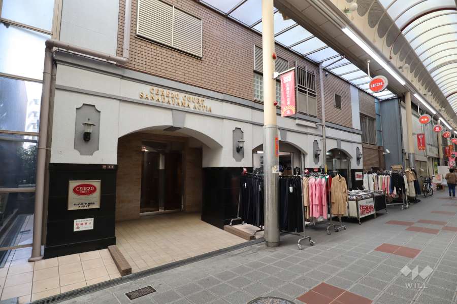 1階部分には商店街に面した店舗があります。