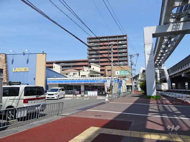 メゾンドール南茨木の遠景。周辺は住宅の他、店舗、倉庫、工場などが混在する街です。