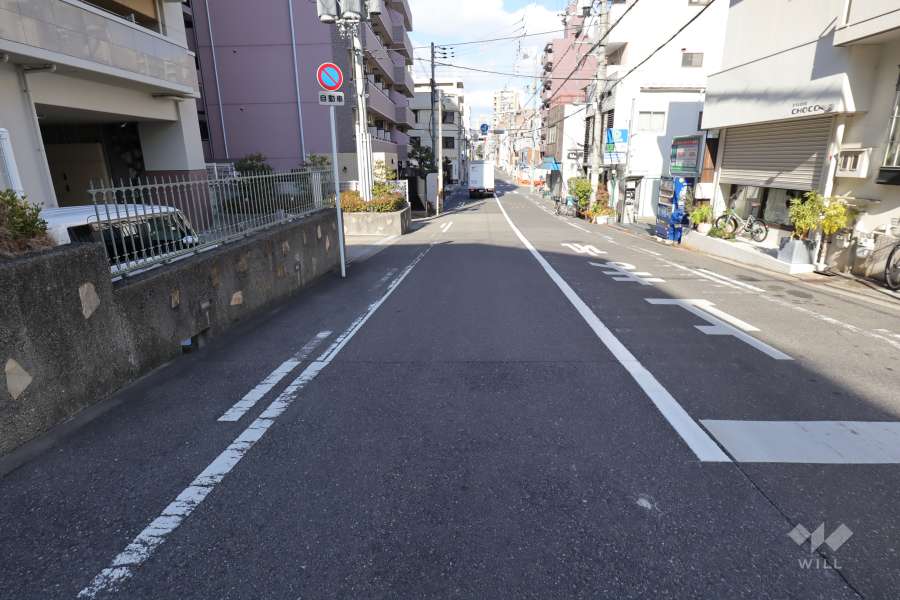 敷地東側の前面道路（南側から）
