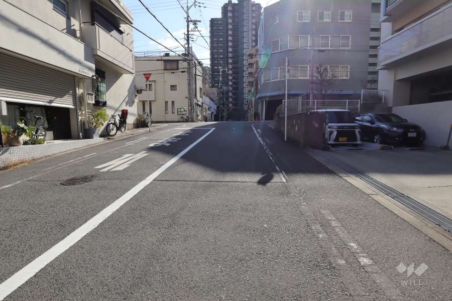 敷地東側の前面道路（北側から）