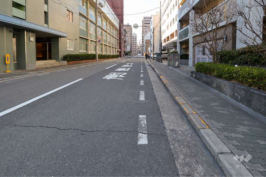 敷地南側の前面道路（東側から）