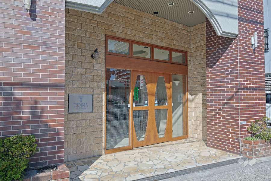 エントランスはオートロック付きです。