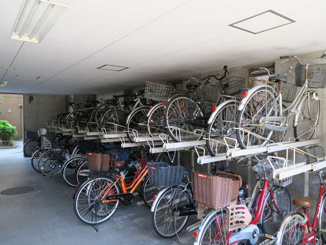 屋内に設けられた駐輪場