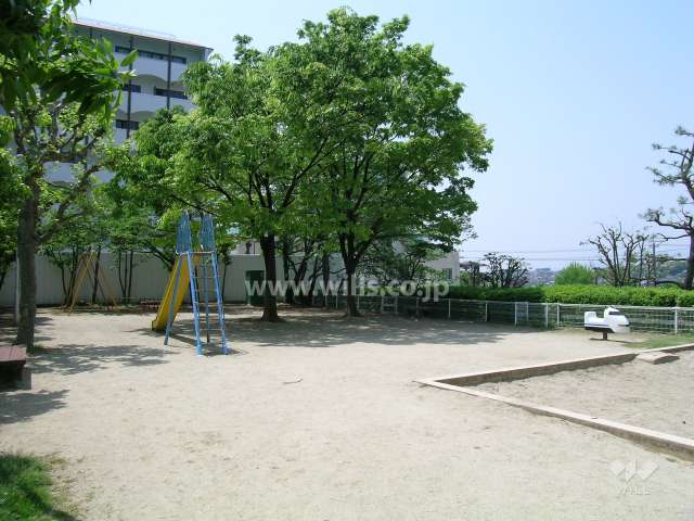 『西緑丘1丁目公園』は、遊具も設置されており、子供の遊び場にピッタリです。