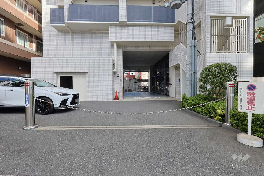 駐車場の出入り口（ロボットゲート付き）