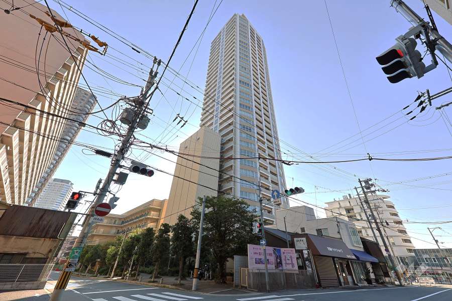 レジデンスタワー上本町の外観（北西側から）
