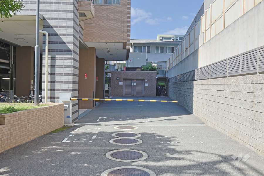 駐車場の出入り口（ロボットゲート付き）