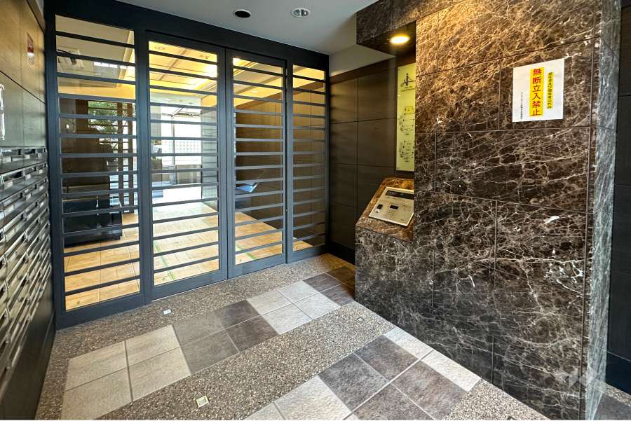 エントランスはオートロック付です。