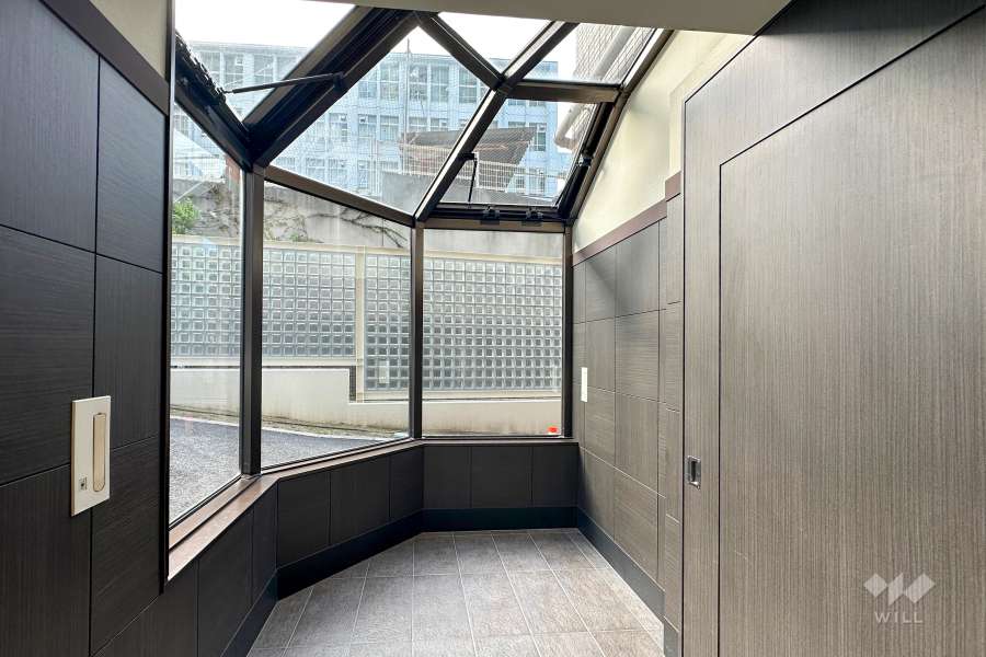 エレベーターホールは光が差し込む設計になっています。