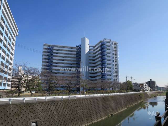 モンセーヌ南茨木A棟の遠景。敷地西側には大正川が流れています。