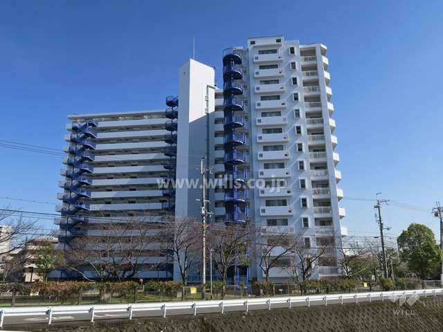 モンセーヌ南茨木A棟の外観（北側から）