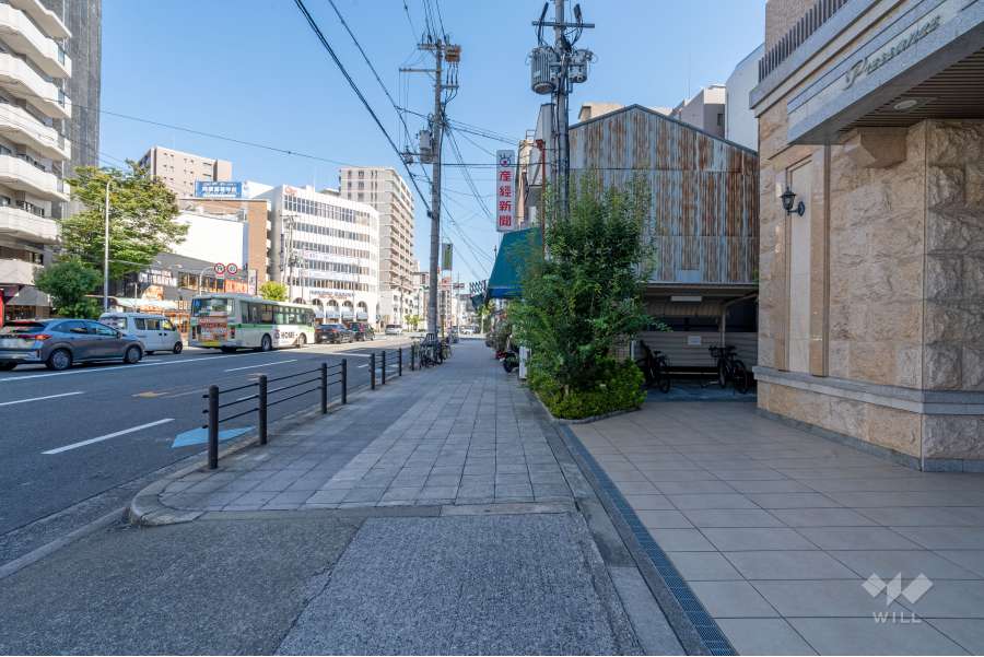 敷地北西側の前面道路（南西側から）