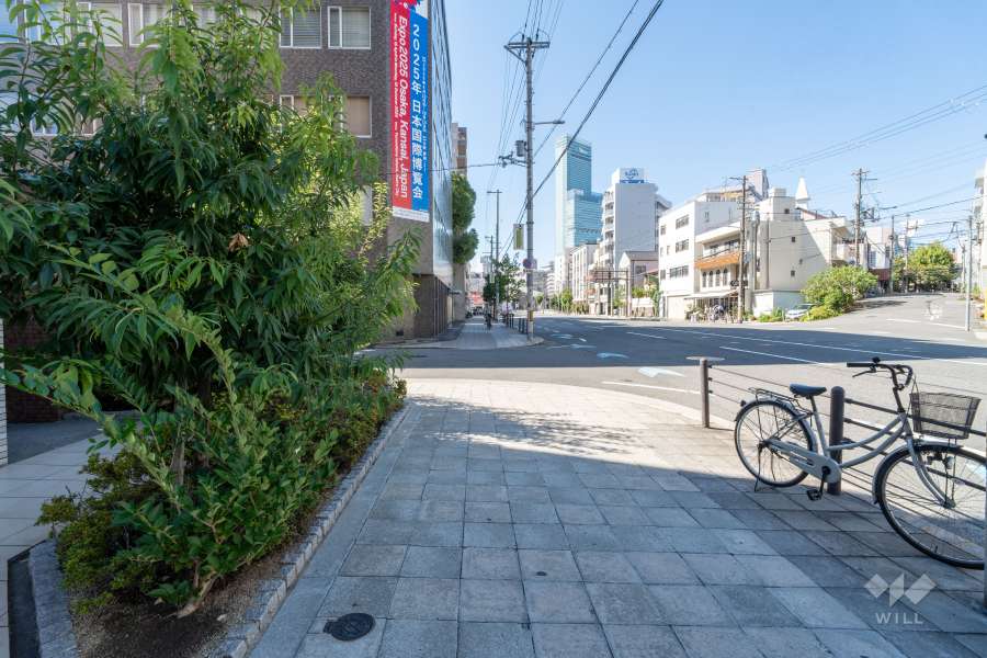 敷地北西側の前面道路（北東側から）