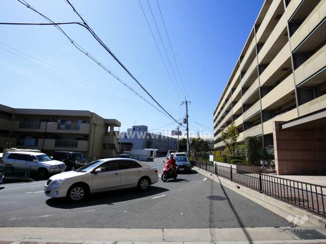 敷地南側の前面道路