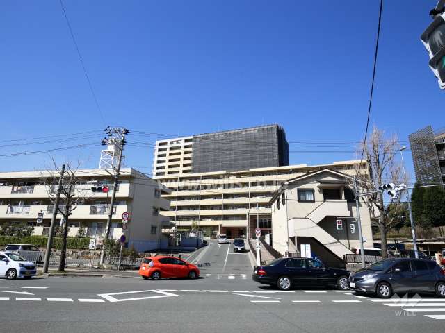 ライオンズマンション茨木ヒルズの遠景。やや高台にあります。