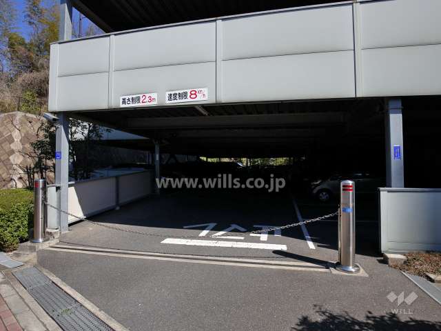 駐車場の出入り口にはロボットゲートが付いています。