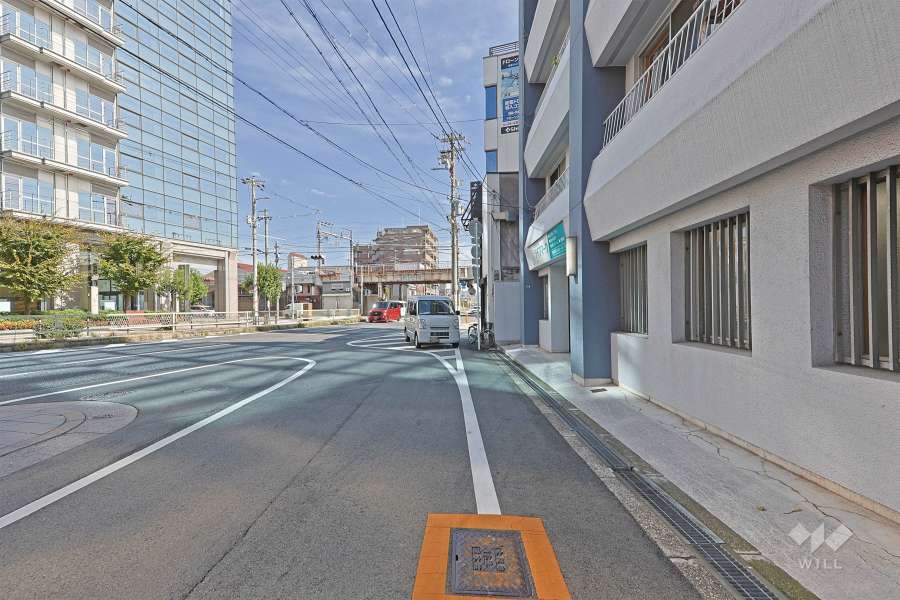 敷地の北側前面道路は勝山通りです（西側から）。