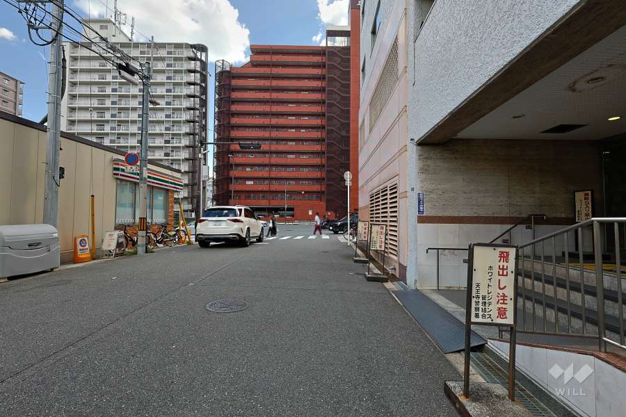 敷地東側の前面道路（北側から）