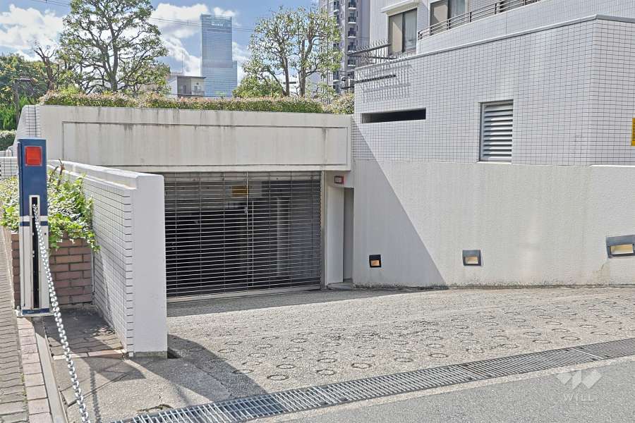 地階にある駐車場へのアプローチ