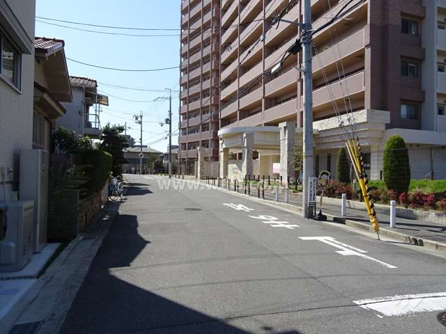 ランフォルセ茨木の東側前面道路