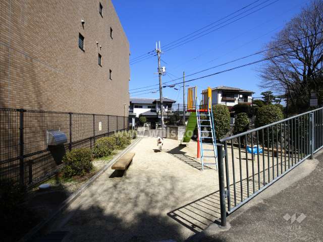 敷地に隣接して公園があります。