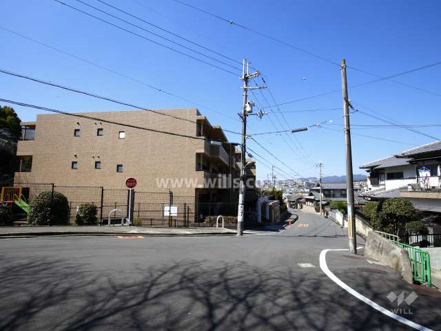 周辺はやや高台の閑静な住宅地です。